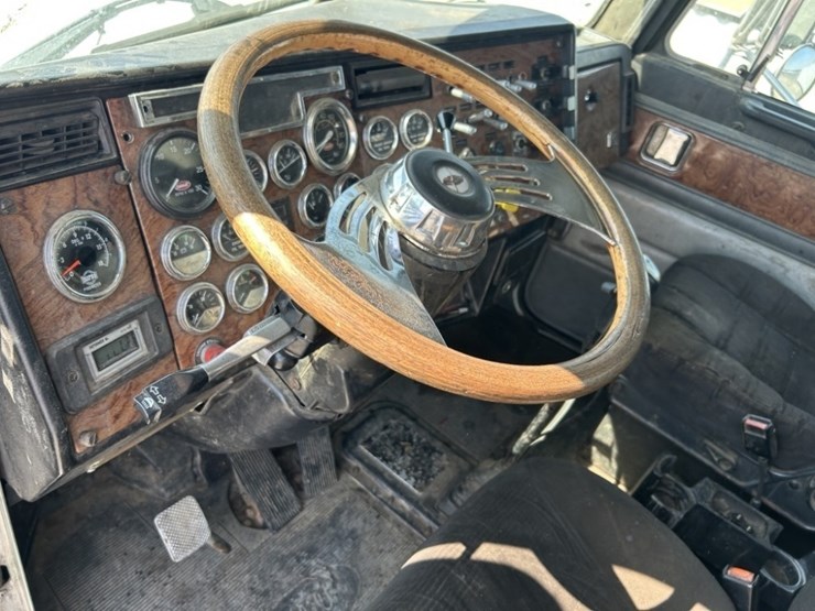 1994-peterbilt-378-image-19