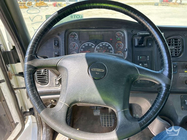 2019-freightliner-m2-106-image-15