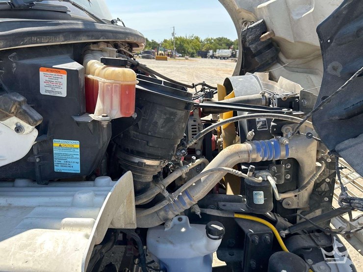 2019-freightliner-m2-106-image-7