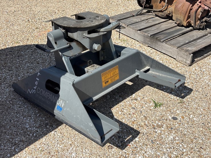 #1652-•-b-and-w-gooseneck-to-fifth-wheel-companion-hitch-image-1