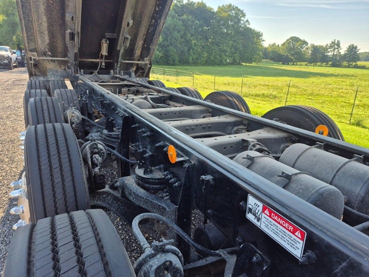 2025-kenworth-t880-image-18