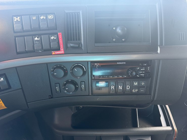 2019-volvo-vnl64t670-image-20
