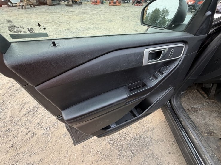 2020-ford-explorer-image-27