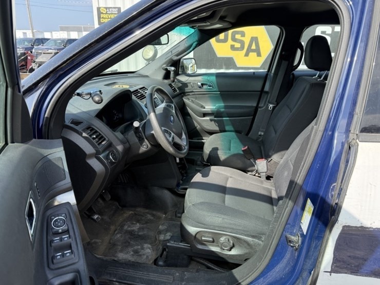 2015-ford-explorer-image-21