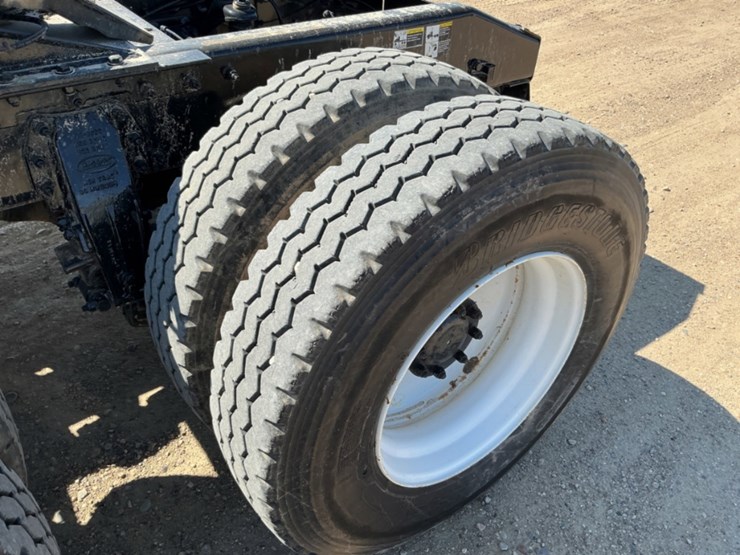 2015-peterbilt-367-image-14