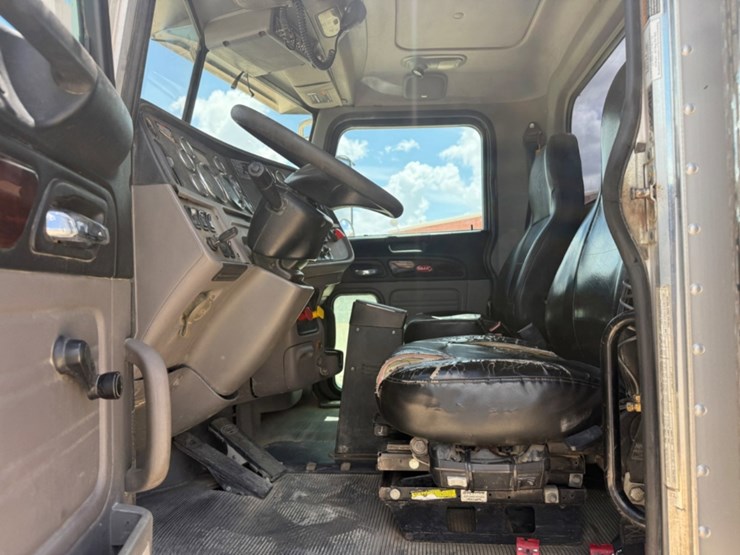 2019-peterbilt-389-image-11