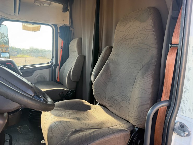 #16234-•-2018-volvo-vnl64t670apu-image-10