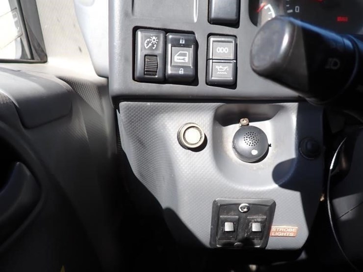 2016-isuzu-npr-image-27