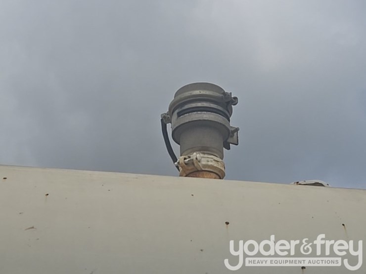 2013-freightliner-m2-106-image-32