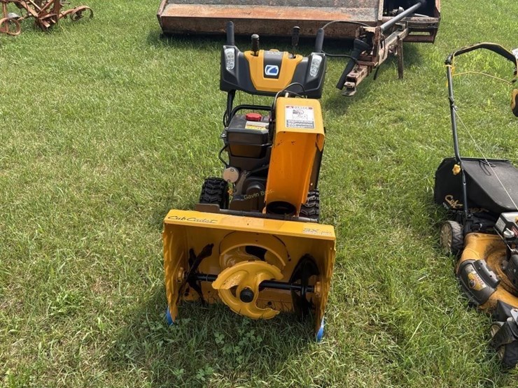 cub-cadet-3x-24"-three-stage-snow-blower-image-3
