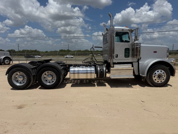 2019-peterbilt-389-image-4