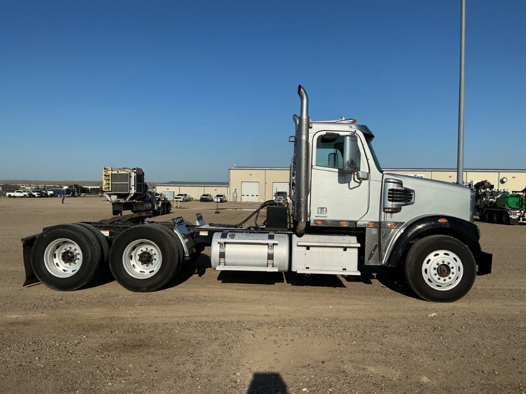 2013-freightliner-coronado-122-sd-image-4