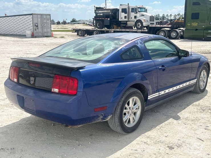 2005-ford-mustang-coupe-image-3