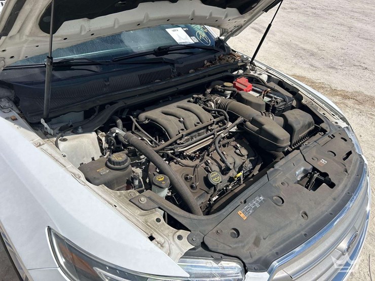 2017-ford-taurus-sedan-image-8