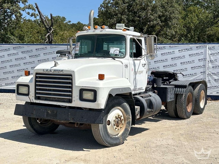 2001-mack-rd690s-image-1