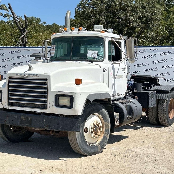2001 MACK RD690S