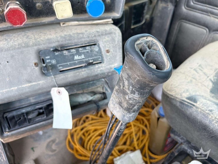 2001-mack-rd690s-image-19