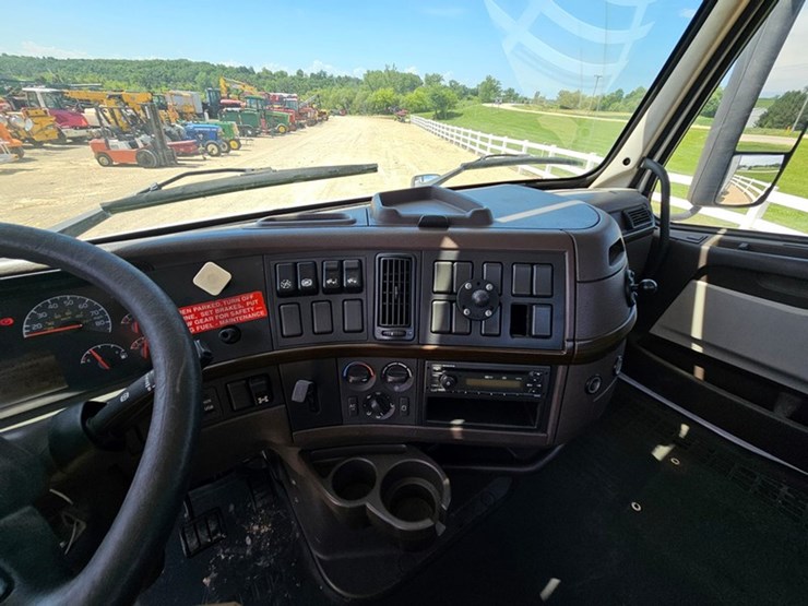 #65-•-2012-volvo-vnl-day-cab-tandem-axle-semi-tractor-image-56