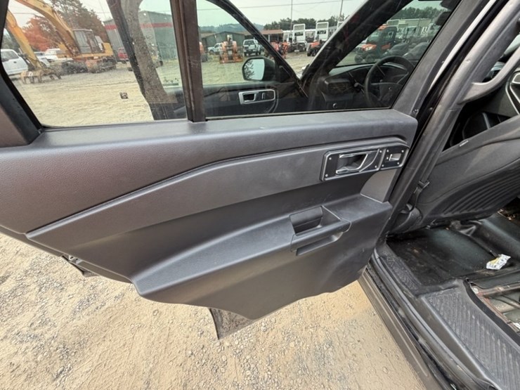2020-ford-explorer-image-25