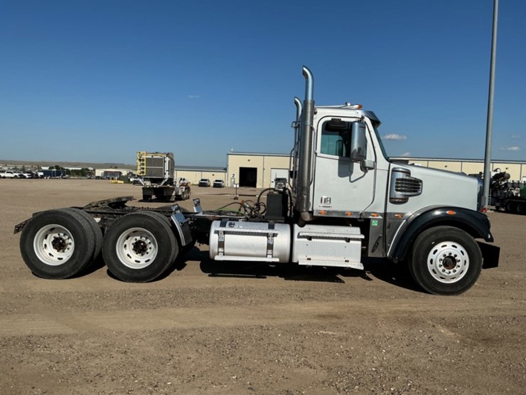 2012-freightliner-coronado-122-sd-image-4