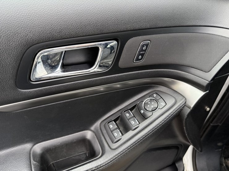 2017-ford-explorer-image-27