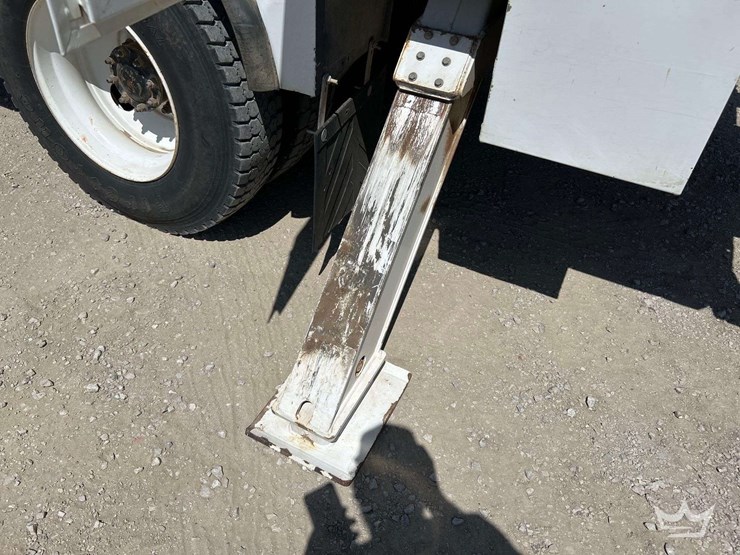 2019-freightliner-m2-106-image-23