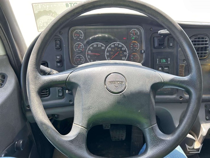 2019-freightliner-m2-106-image-13