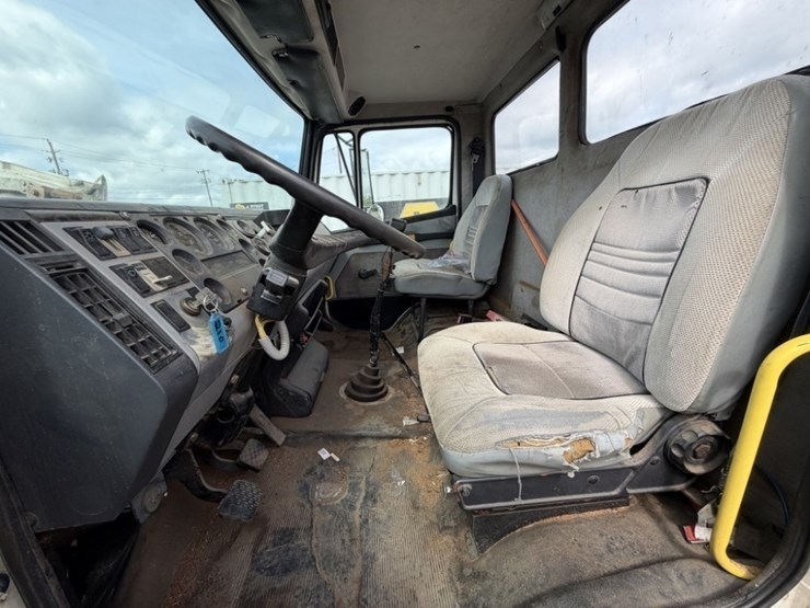 1995-freightliner-fl70-image-28