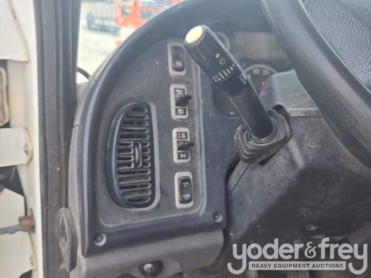 2013-freightliner-m2-106-image-60