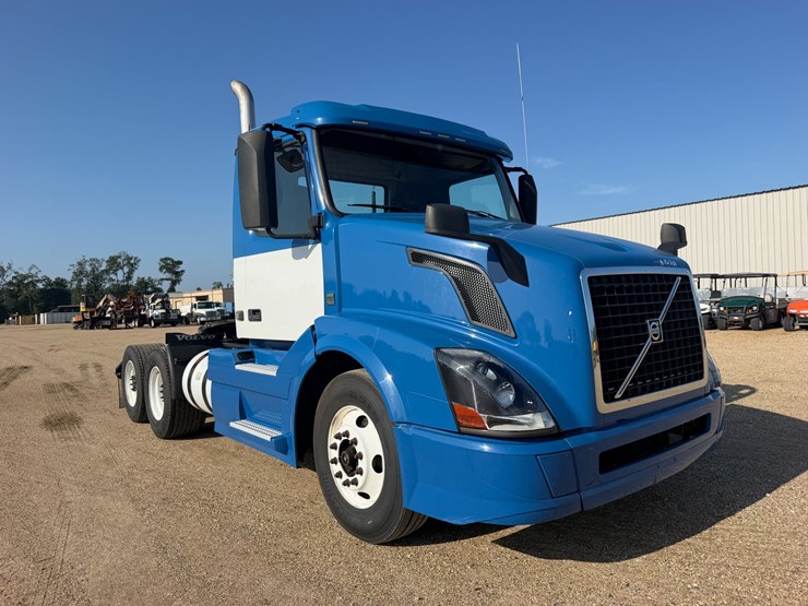 2016-volvo-vnl64t300-image-1