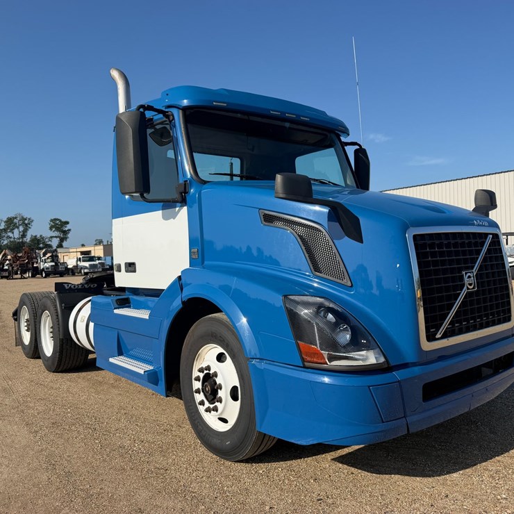 2016 VOLVO VNL64T300