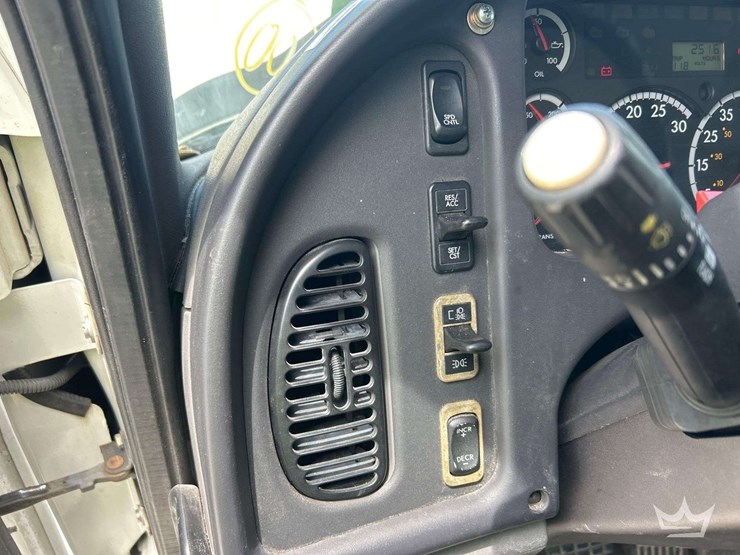 2015-freightliner-114sd-image-18
