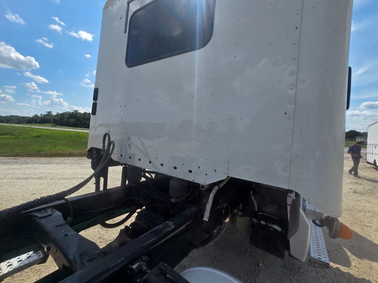 2017-freightliner-122sd-image-87