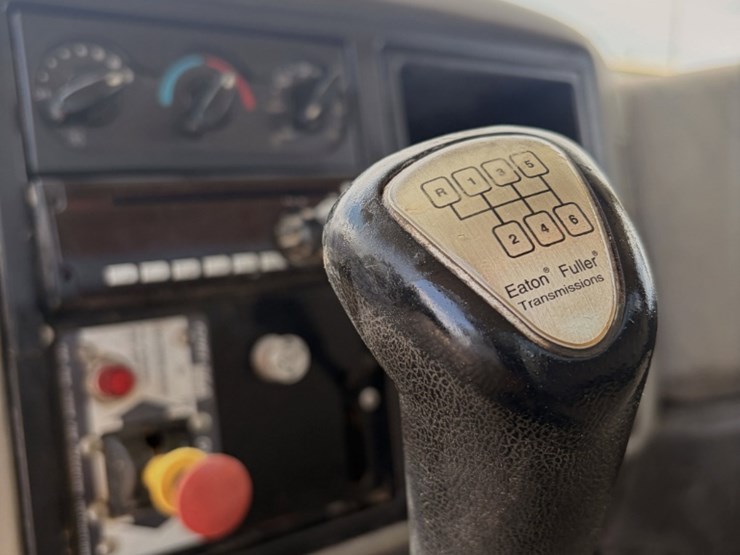 2013-international-durastar-4300-image-11