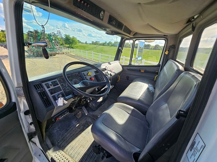2002-freightliner-fl80-image-52