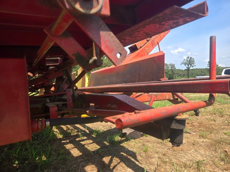 new-holland-1033-image-22