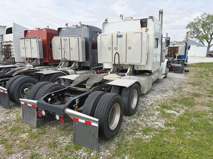 2019-peterbilt-389-image-2