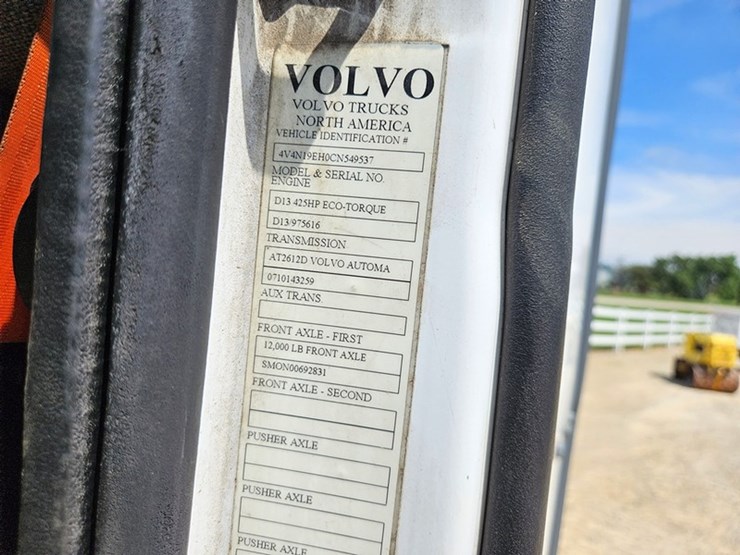 #65-•-2012-volvo-vnl-day-cab-tandem-axle-semi-tractor-image-64
