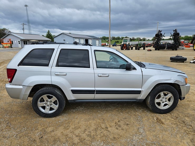 #60-•-2007-jeep-sport-utility-sedan-image-43