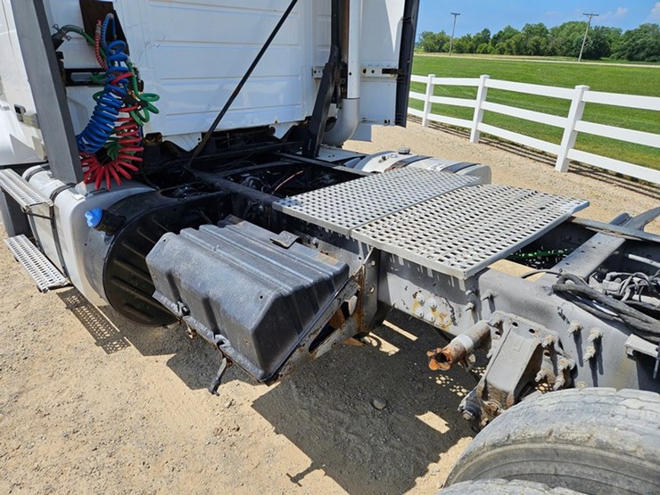 #65-•-2012-volvo-vnl-day-cab-tandem-axle-semi-tractor-image-15