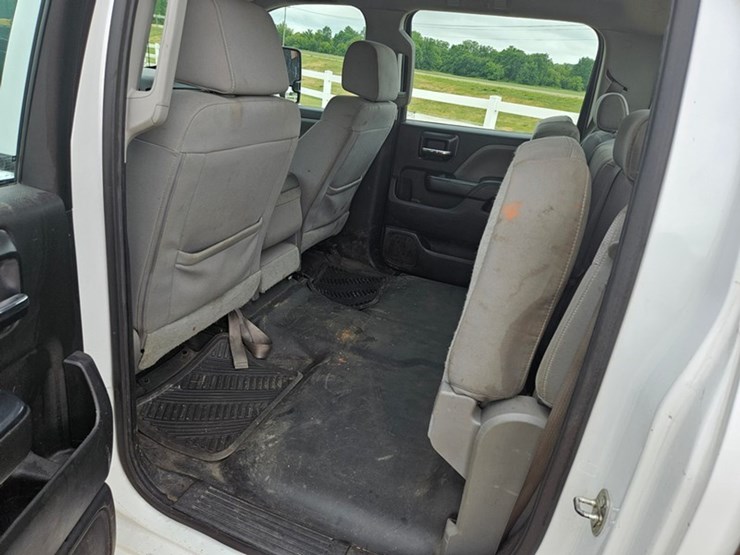 2016-chevrolet-3500-image-17