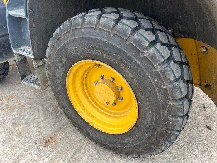 2020-deere-344l-image-29