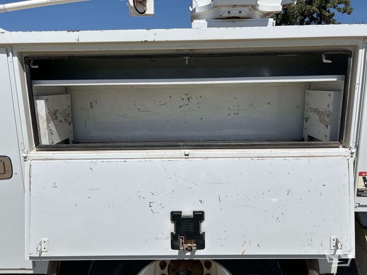 2019-freightliner-m2-106-image-21