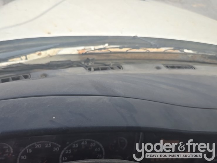 2013-freightliner-m2-106-image-56