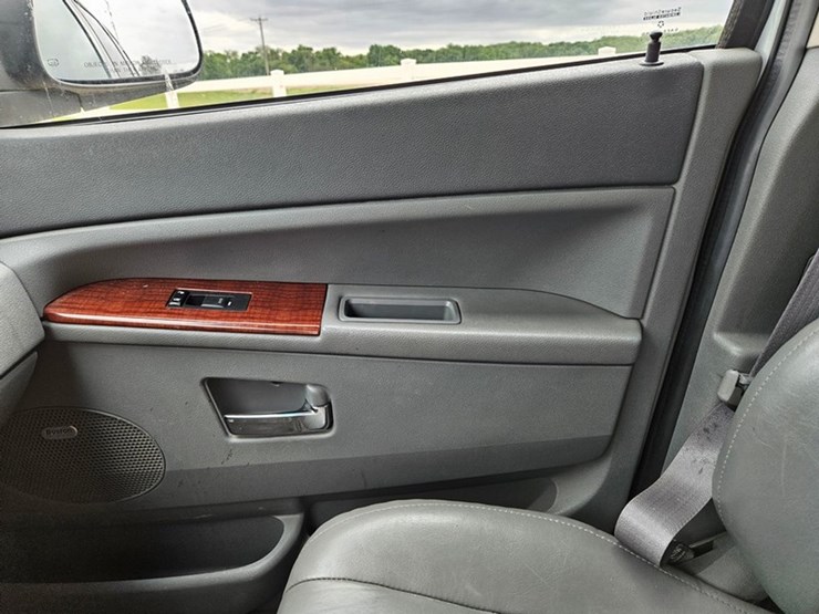 #60-•-2007-jeep-sport-utility-sedan-image-29