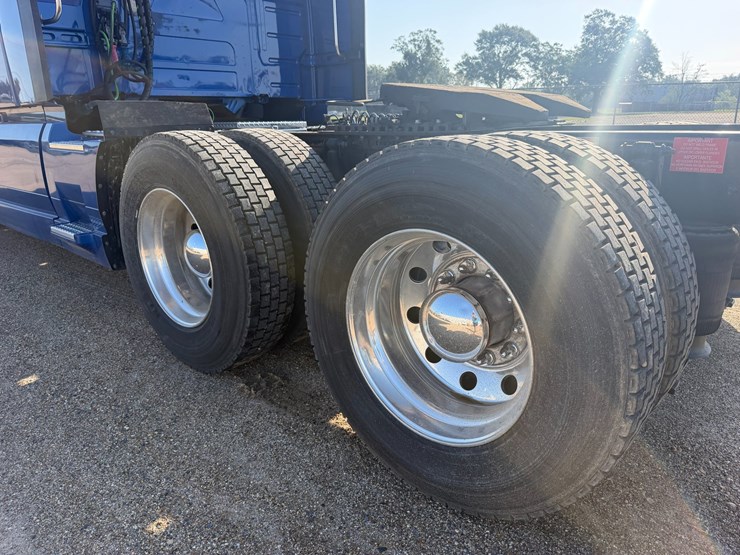 2019-volvo-vnl64t670-image-6