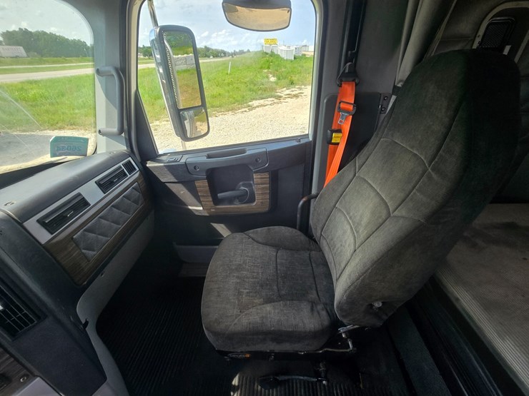 2017-freightliner-122sd-image-48