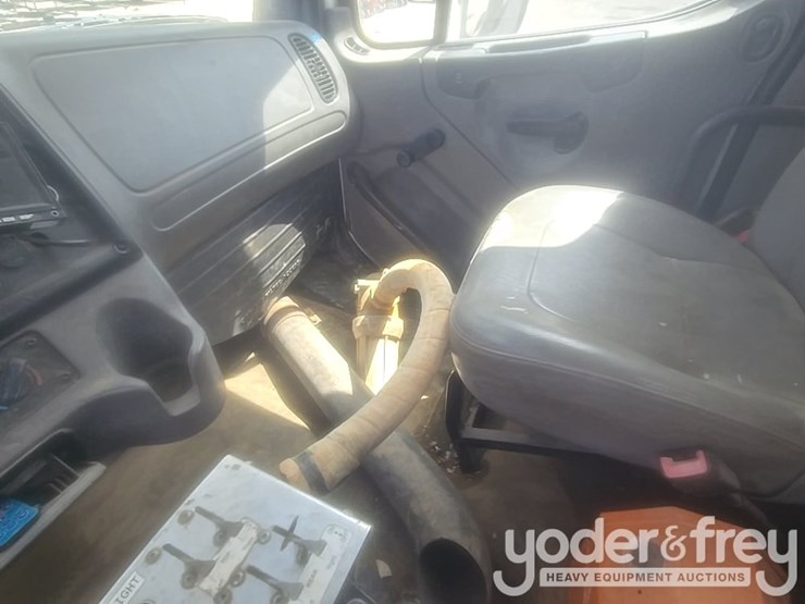 2013-freightliner-m2-106-image-51