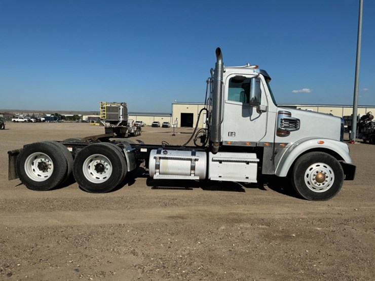 2012-freightliner-coronado-122-sd-image-4