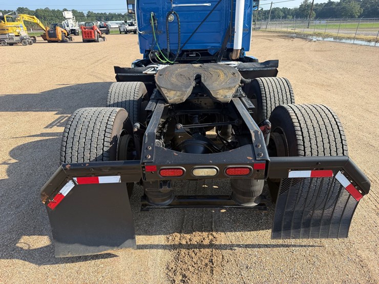 2016-volvo-vnl64t300-image-8